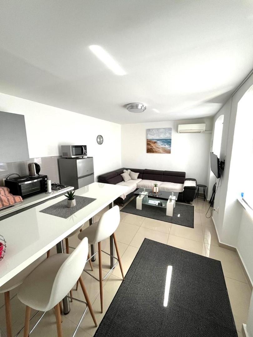City Centre Apartment With Terrace 2 Pula Buitenkant foto